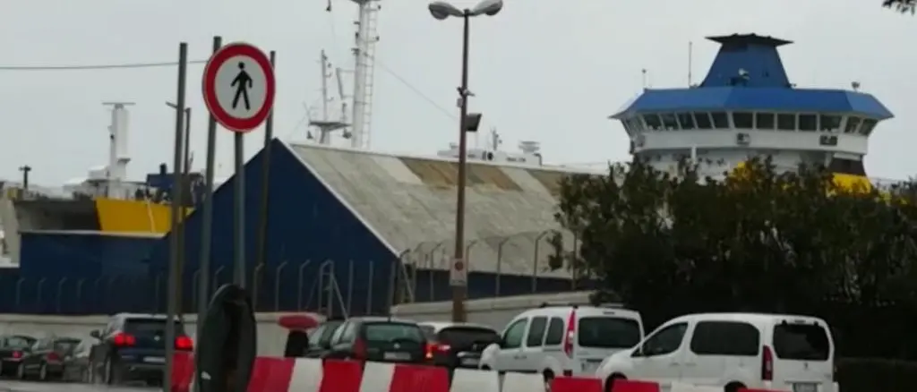 Coronavirus a Reggio Calabria, l'odissea di una donna: «Attesa di 7 ore per traghettare, senza cibo o poter andare al bagno»