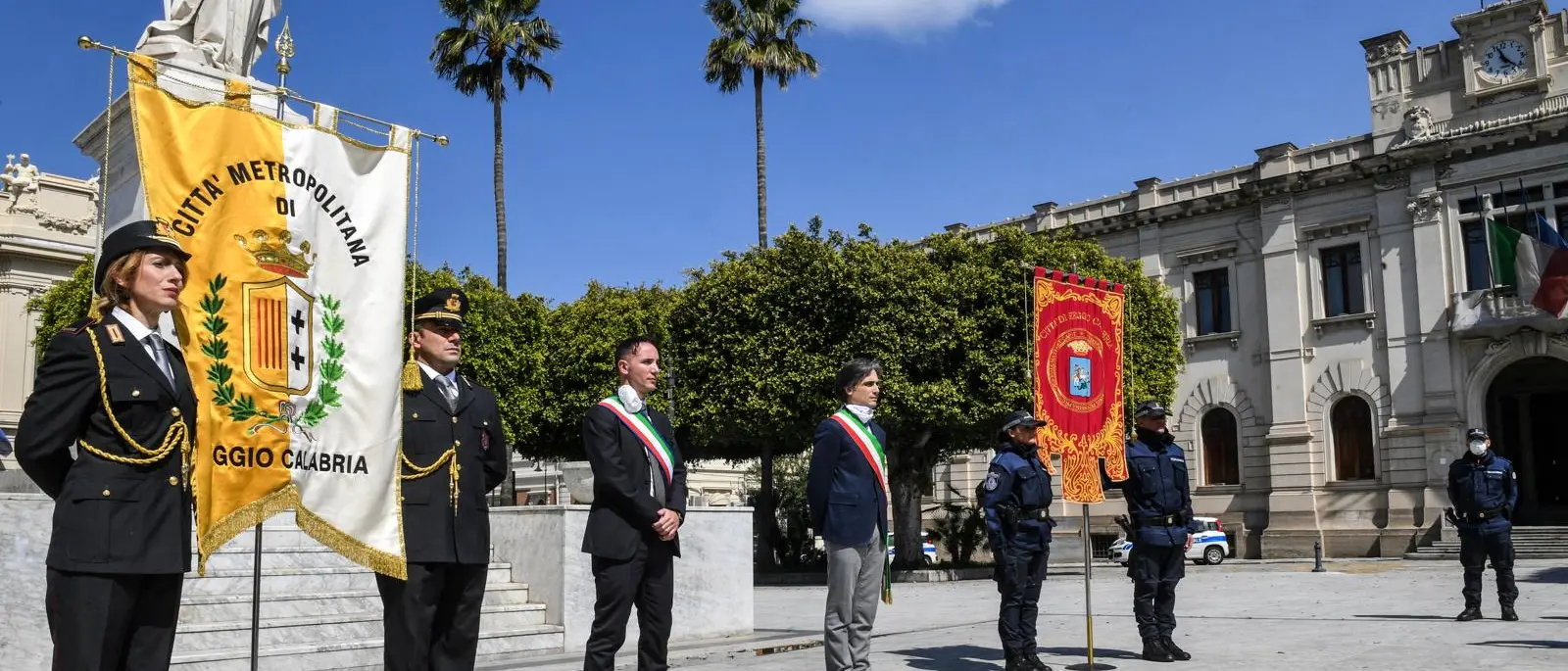 Coronavirus a Reggio, un minuto di silenzio e bandiere a mezz'asta