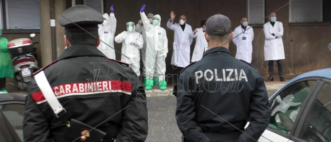 Coronavirus, l'abbraccio delle forze di polizia al personale del Gom