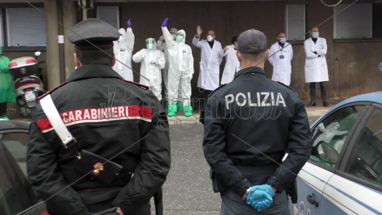 Polizia, carabinieri e guardia di finanza nella struttura dove si combatte il coronavirus per rendere omaggio agli operatori sanitari. Molto pi\\u00F9 di un gesto simbolico