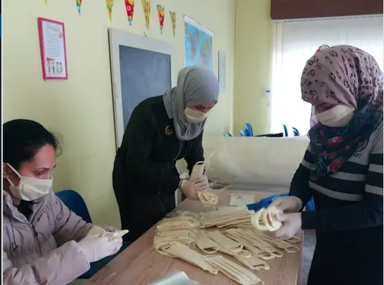 Coronavirus a Reggio Calabria, nella Locride i migranti cuciono le mascherine