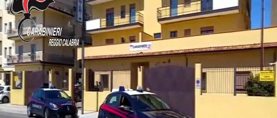 Atti sessuali in cambio di regali e favori, 20enne arrestato dai carabinieri