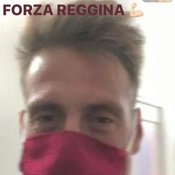 Coronavirus, tutti pazzi per le mascherine amaranto. E Denis ringrazia Cannizzaro