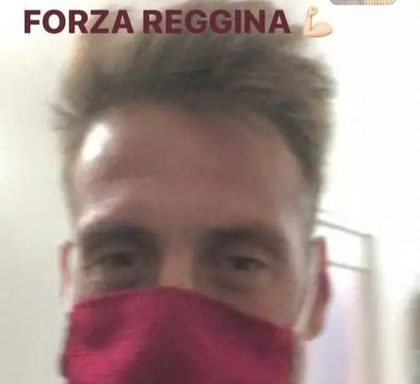 Coronavirus, tutti pazzi per le mascherine amaranto. E Denis ringrazia Cannizzaro