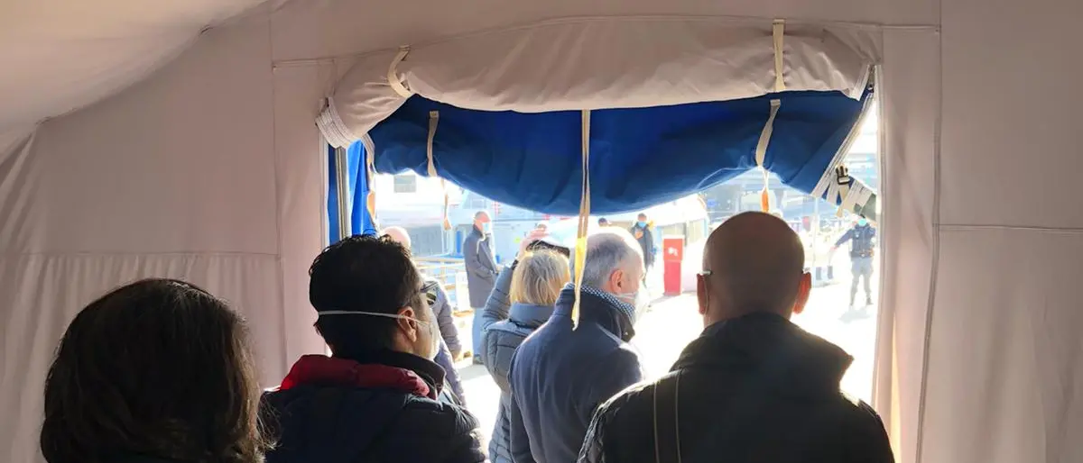 Coronavirus, assembramenti agli sbarchi a Messina dopo le nuove \"sceriffate\" di De Luca