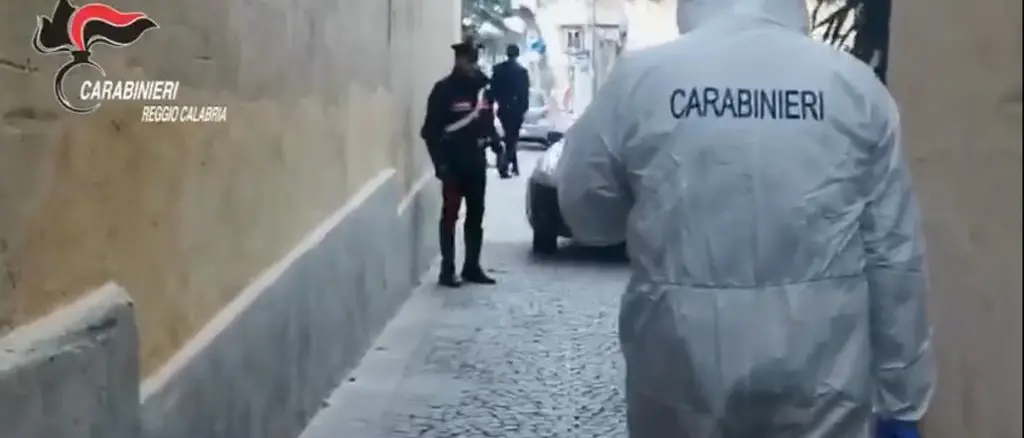 Coronavirus, follia a Scilla: tentano di uccidere un uomo per un video postato sul web. Due arresti