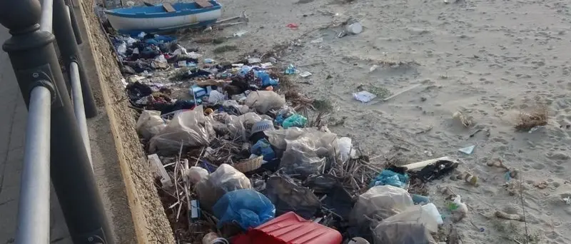 Coronavirus, una petizione online per pulire le spiagge della Costa Viola