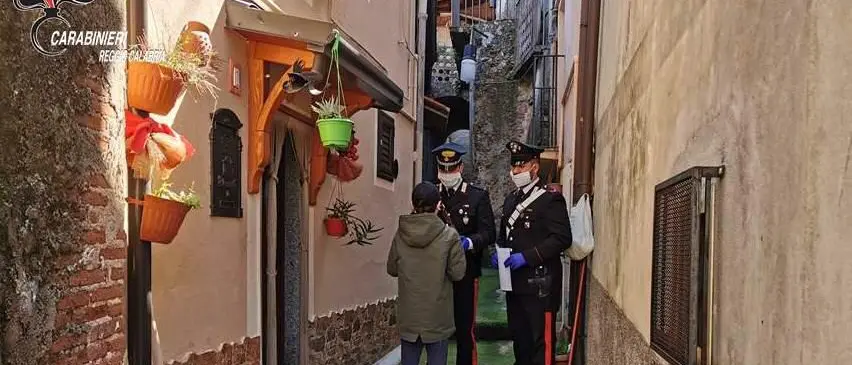 Coronavirus, computer per lezioni a distanza consegnati ai bambini dai carabinieri