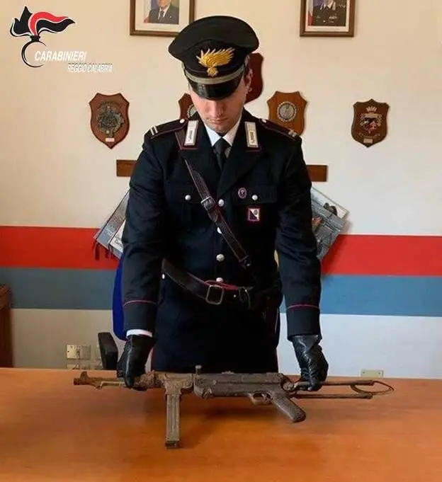 Platì, i Carabinieri trovano una mitragliatrice tra le rocce