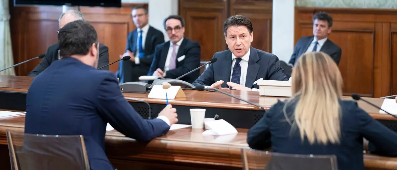 Coronavirus, le indiscrezioni sulla fase 2: sì alle visite parenti e mascherine obbligatorie