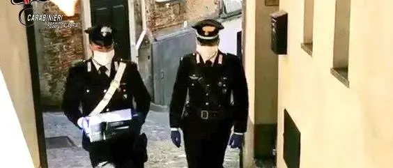 Coronavirus a Villa San Giovanni, i carabinieri consegnano i pc portatili agli studenti dell'istituto alberghiero turistico