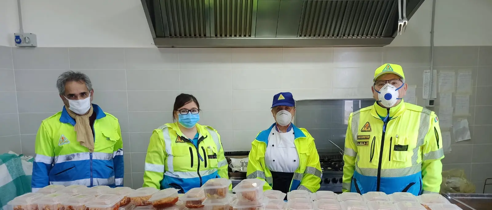 Pasqua di solidarietà, i volontari della parrocchia di S. Antonio offrono 140 pasti ai bisognosi