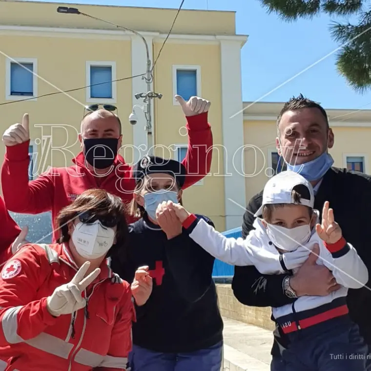 Il coronavirus li divide, la Croce rossa fa il miracolo: Noah, 4 anni, riabbraccia i genitori dopo mesi