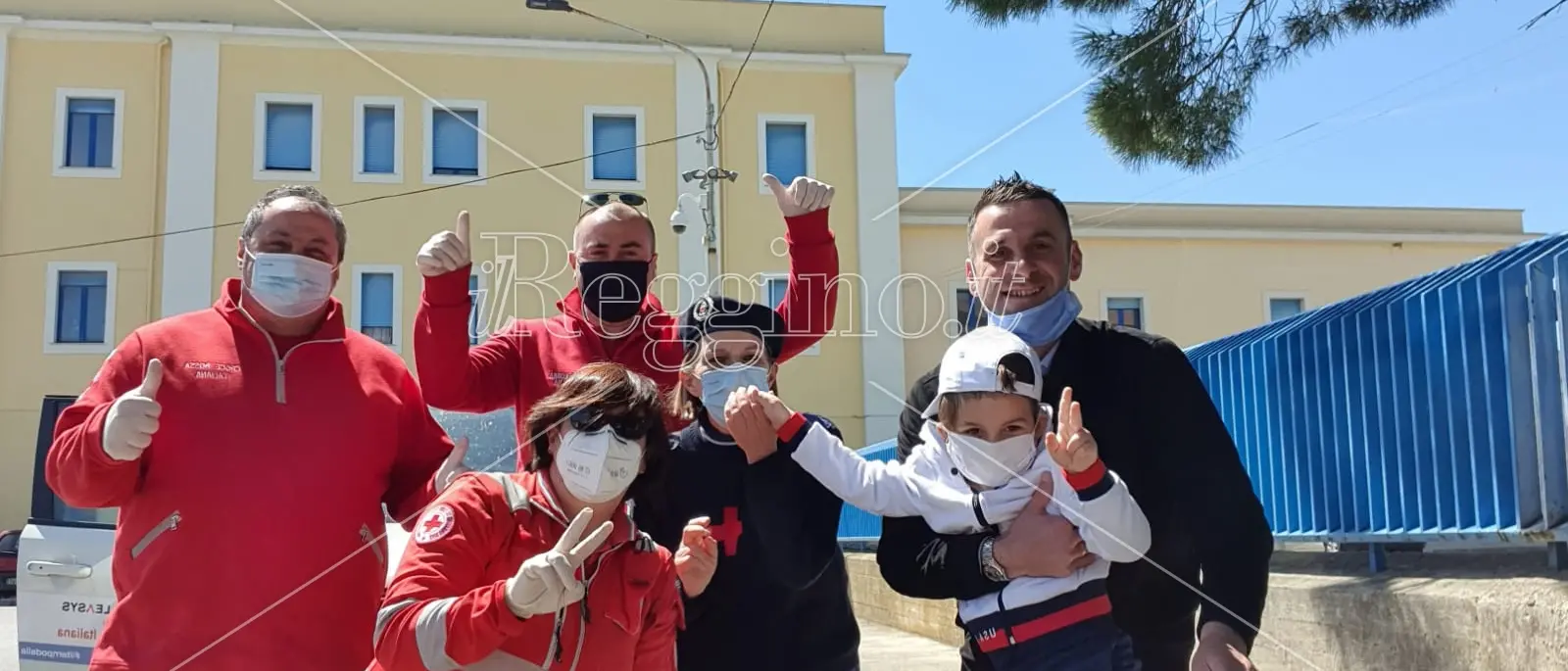Il coronavirus li divide, la Croce rossa fa il miracolo: Noah, 4 anni, riabbraccia i genitori dopo mesi