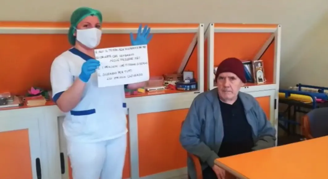 Coronavirus, il commovente messaggio degli anziani della casa di riposo di Scilla: «Andrà tutto bene»