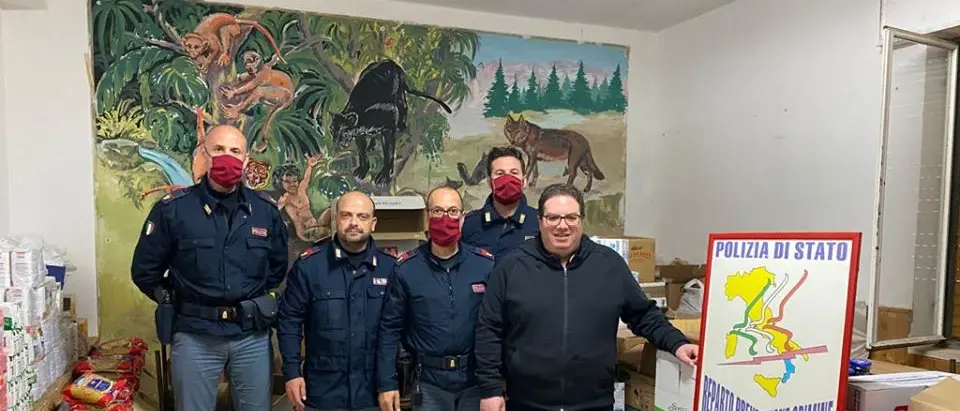 Coronavirus, a Siderno la polizia raccoglie alimenti per i più bisognosi
