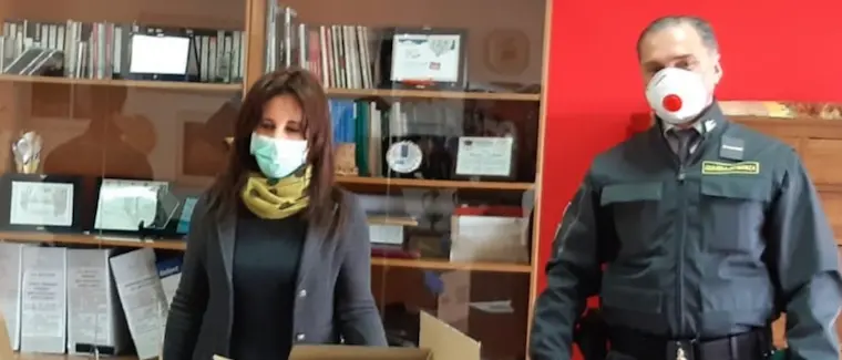 Coronavirus a Reggio Calabria, la GdF consegna i tablet all'istituto comprensivo \"Catanoso-De Gasperi\"