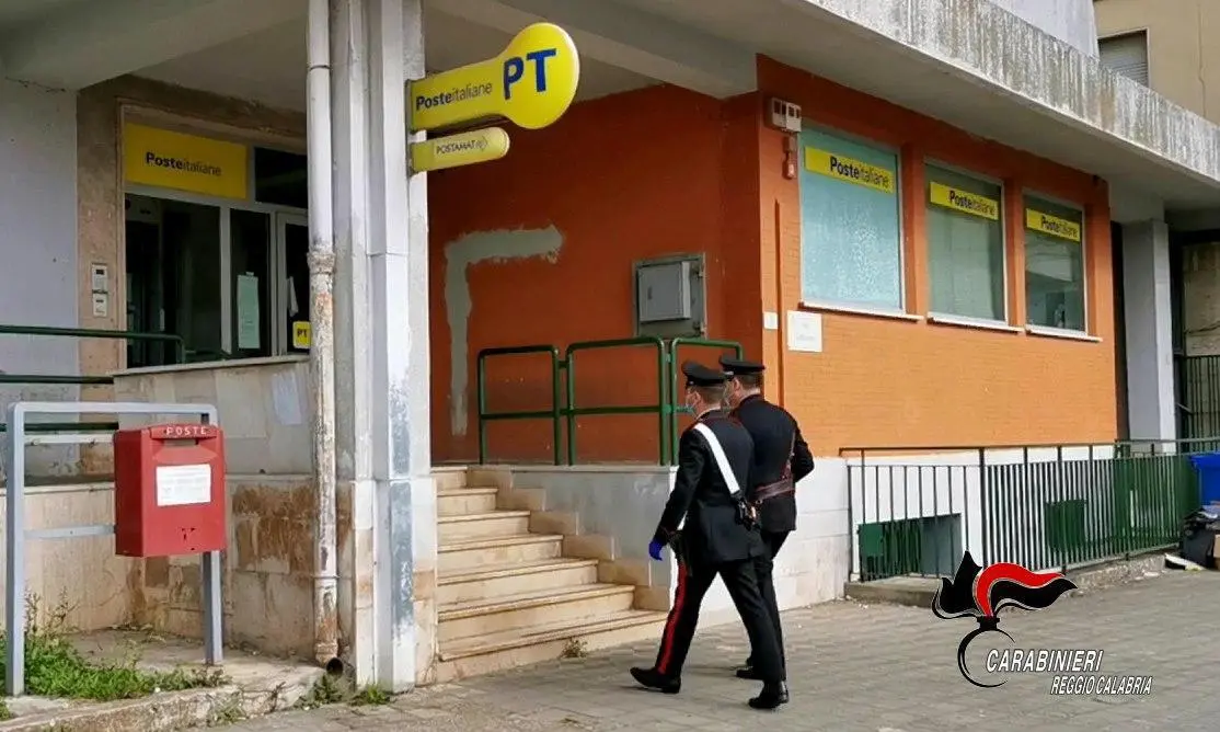 Coronavirus, i carabinieri consegnano la pensione ad anziani in difficoltà