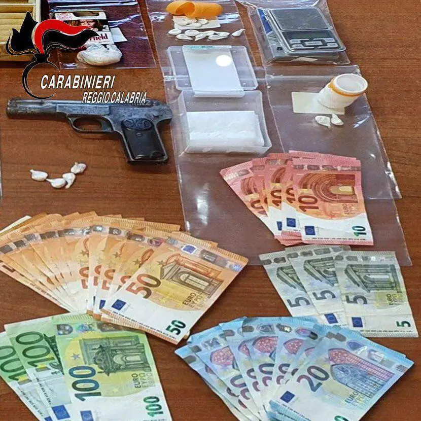 Beccato con la cocaina e una pistola, in manette un pregiudicato reggino
