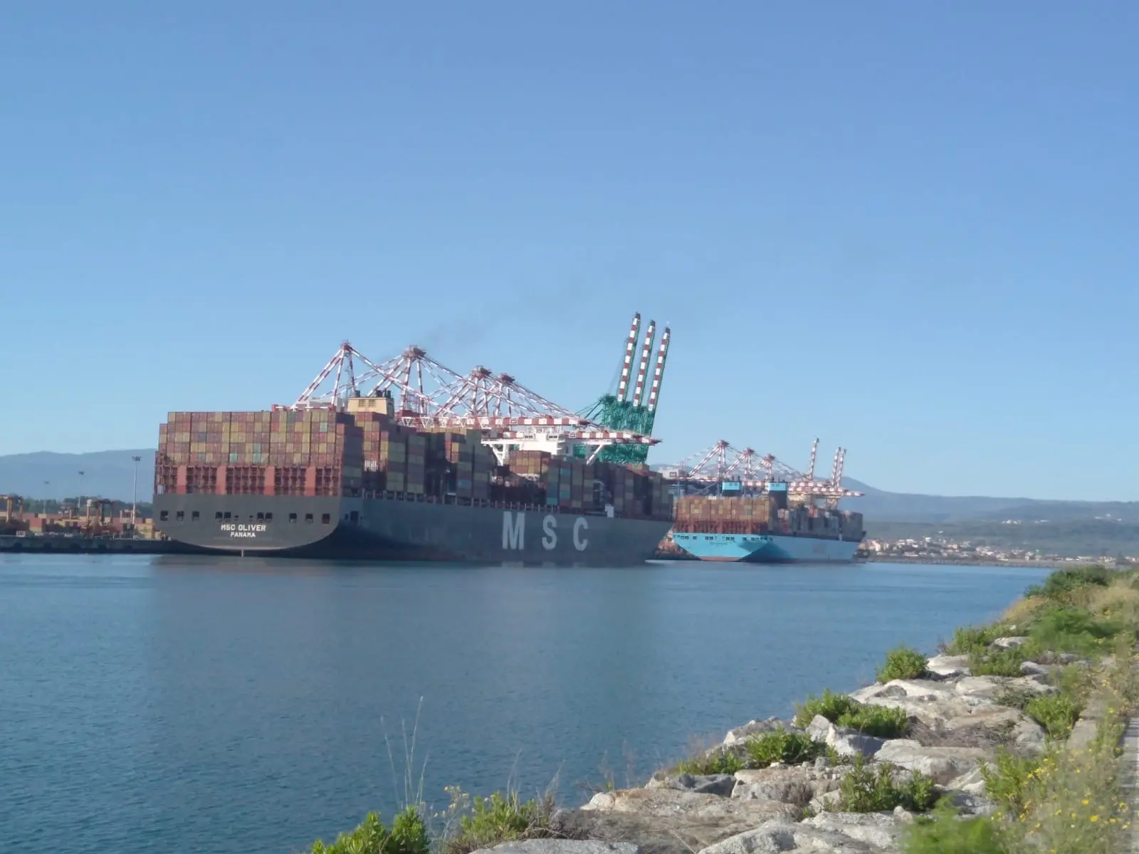 Gioia Tauro, attracco notturno al porto per i giganti del mare