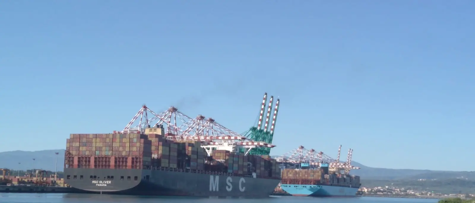 Gioia Tauro, attracco notturno al porto per i giganti del mare