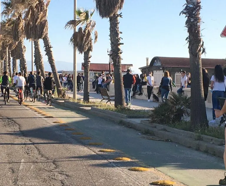 Coronavirus, assembramenti vietati sul lungomare di Gioia Tauro: le forze dell'ordine mandano tutti a casa