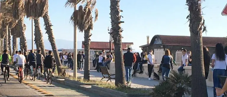 Coronavirus, assembramenti vietati sul lungomare di Gioia Tauro: le forze dell'ordine mandano tutti a casa