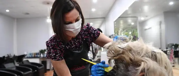 Coronavirus, parrucchieri ed estetisti: ecco le linee guida della Regione per la riapertura