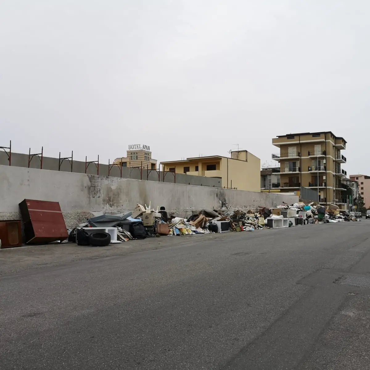 Reggio Calabria, invasione di rifiuti ingombranti a Ciccarello