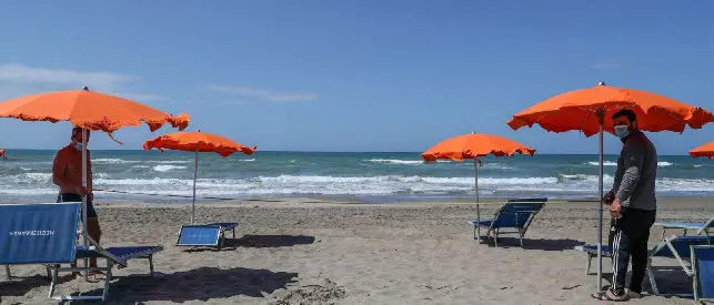 Coronavirus, da lunedì addio all’autocertificazione. C'è l'ok anche alle cene con gli amici