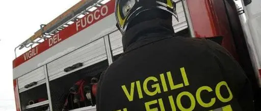 Roccella Jonica, magazzino in fiamme in pieno centro