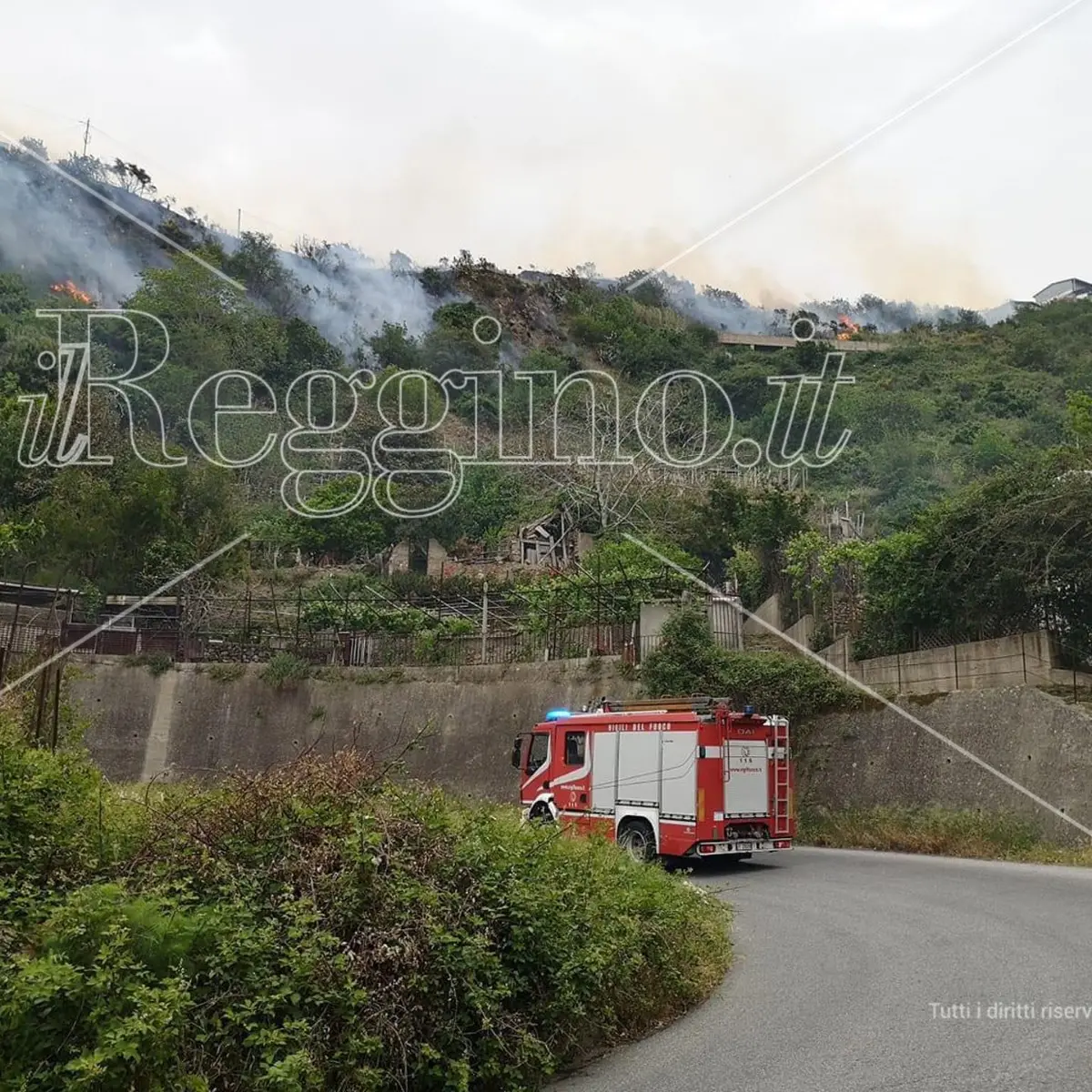 Paura a Scilla, vasto incendio minaccia le abitazioni
