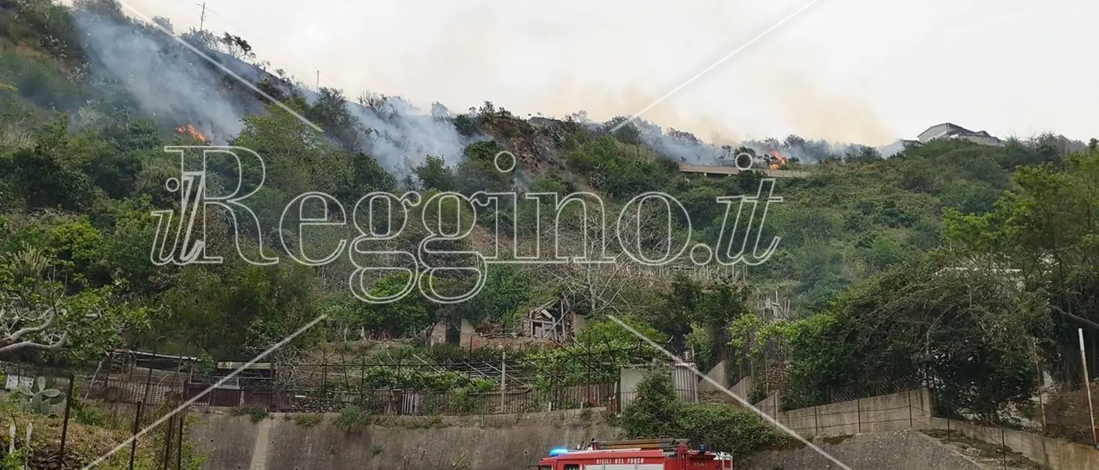 Paura a Scilla, vasto incendio minaccia le abitazioni