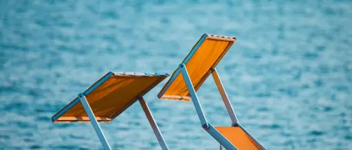 Coronavirus, gli esperti dello Spallanzani: «Nessun contagio con l'acqua del mare»