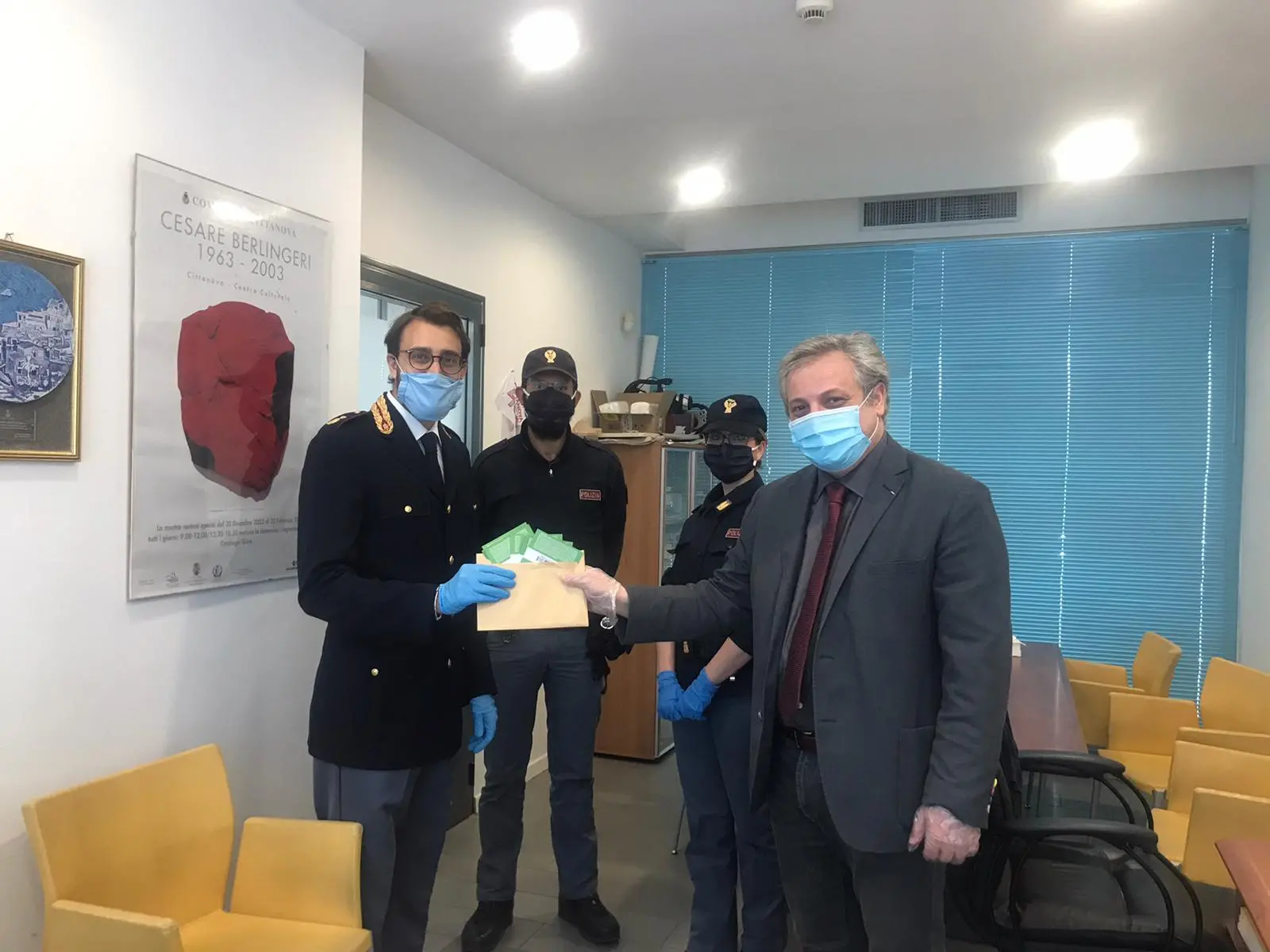 Palmi, i poliziotti consegnano supporti informatici agli studenti dell'istituto \"Pizi\"