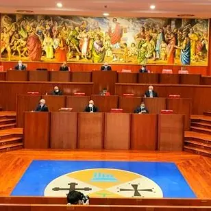 Solo 2 sedute in 4 mesi ma il Consiglio regionale spende 1,3 mln per i gruppi