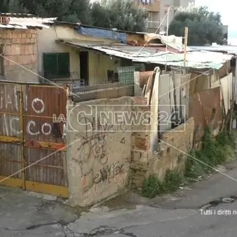 Ex Polveriera, le associazioni: «Nel ghetto 16 famiglie abbandonate»
