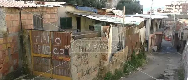 Ex Polveriera, le associazioni: «Nel ghetto 16 famiglie abbandonate»