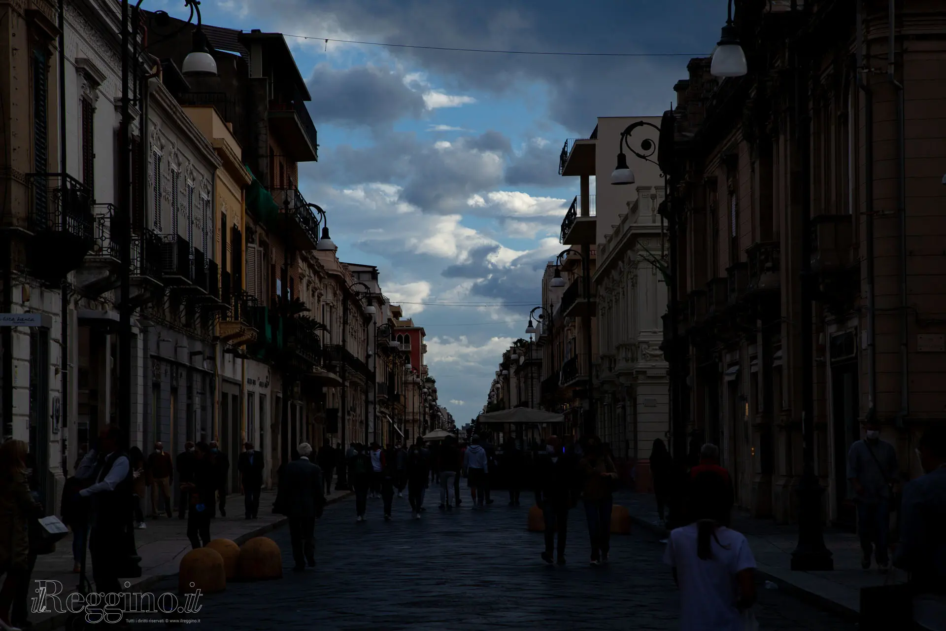 IL CIELO IN UNA VIA