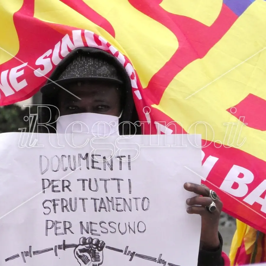 Dl Rilancio: dai campi ai cantieri, gli “invisibili” scioperano contro la «sanatoria truffa»
