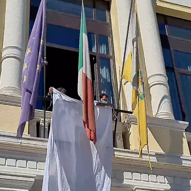 Reggio Calabria, un lenzuolo bianco steso sulla facciata di palazzo Alvaro per ricordare Falcone