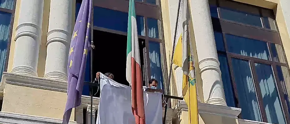 Reggio Calabria, un lenzuolo bianco steso sulla facciata di palazzo Alvaro per ricordare Falcone