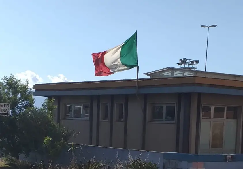 2 Giugno, il tricolore sventola sulla stazione di Santa Caterina