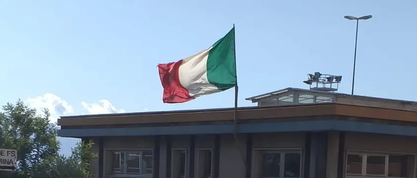 2 Giugno, il tricolore sventola sulla stazione di Santa Caterina