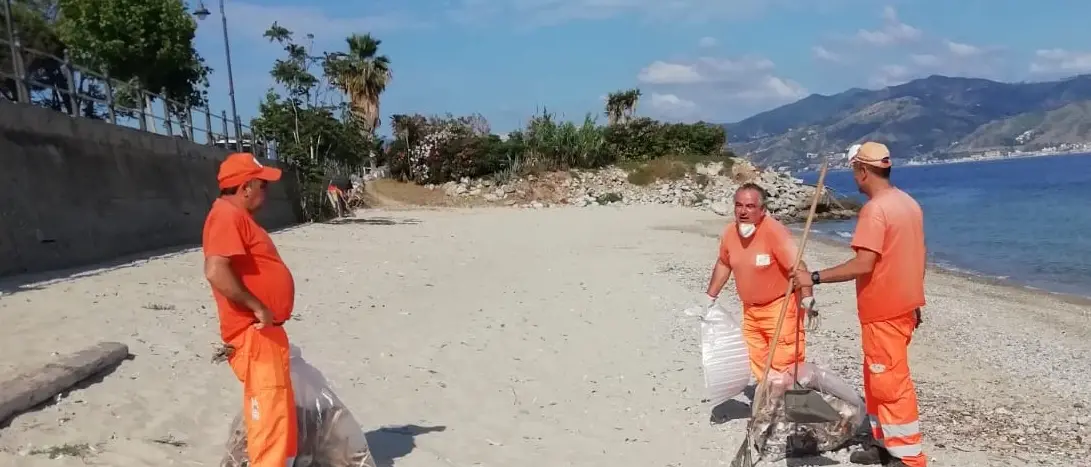 Villa San Giovanni, al via i lavori di pulizia della spiaggia