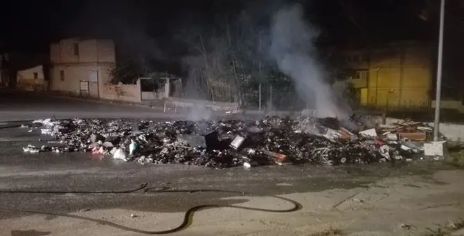 Reggio Calabria, discarica in fiamme. I cittadini: «Basta polemiche, si risolva il problema»