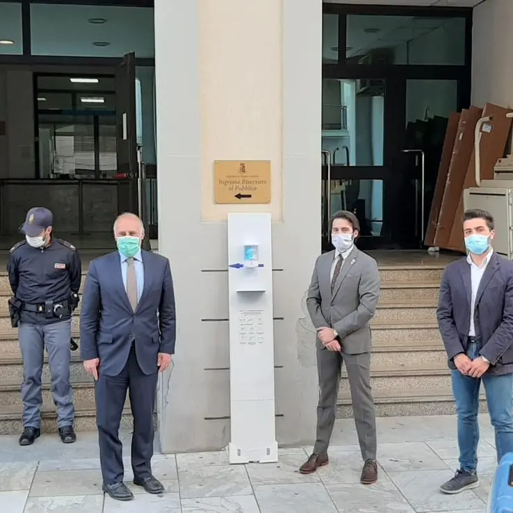 Reggio Calabria, dal Leo Club colonnine igienizzanti per la Questura