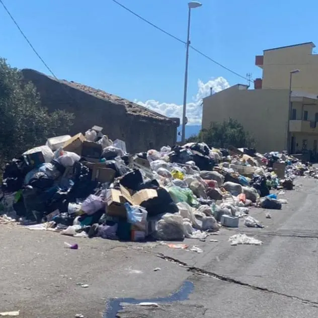 Emergenza rifiuti, l’ordinanza del sindaco: ecoballe e stoccaggio provvisorio a Sambatello