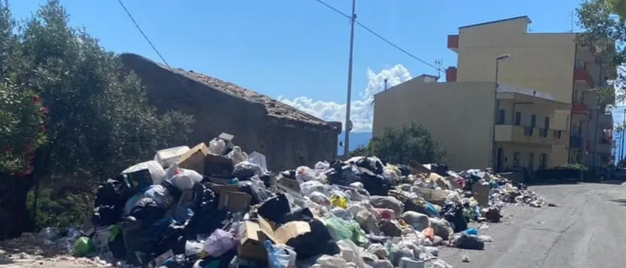 Emergenza rifiuti, l’ordinanza del sindaco: ecoballe e stoccaggio provvisorio a Sambatello