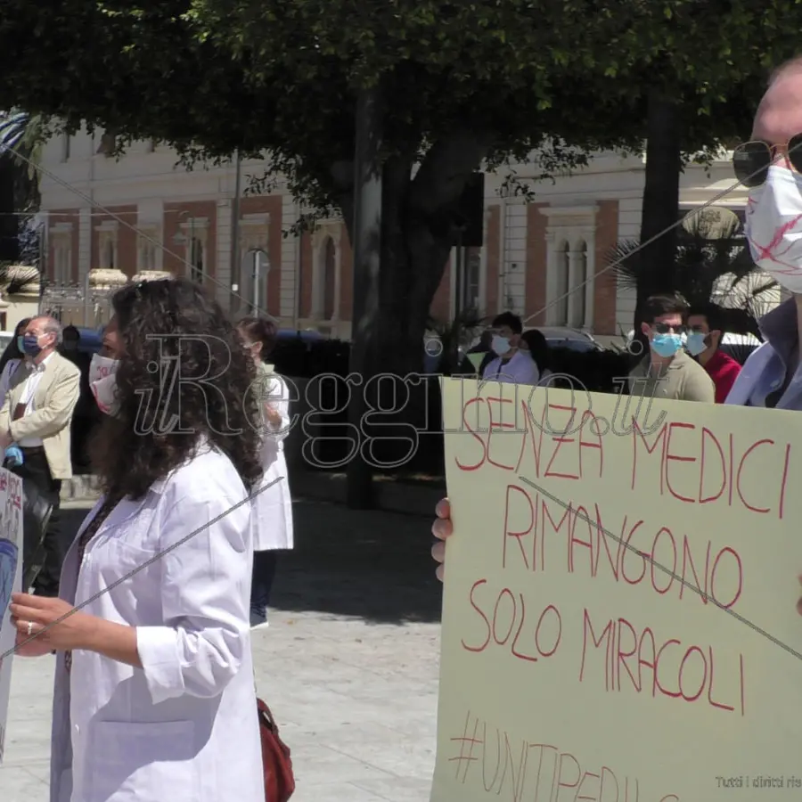 Reggio, giovani medici in protesta: «Siamo pronti e formati. Fateci lavorare»